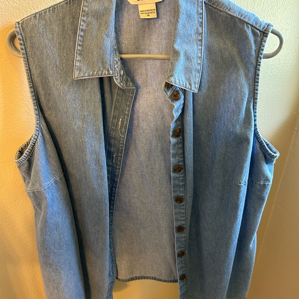 Sleeveless denim shirt